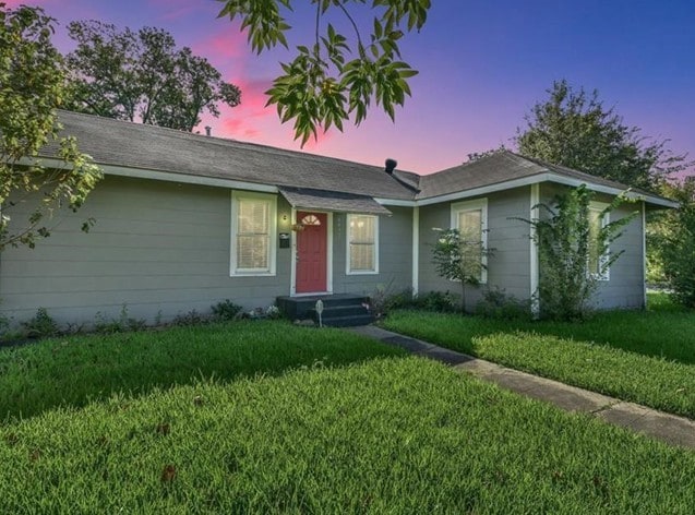 6657 Stearns St, Houston, TX 77021 - ranch-style home featuring a front lawn