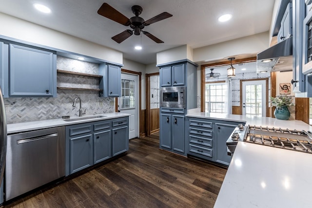 kitchen featuring a sink, a ceiling fan, blue cabinetry, and stainless steel appliances