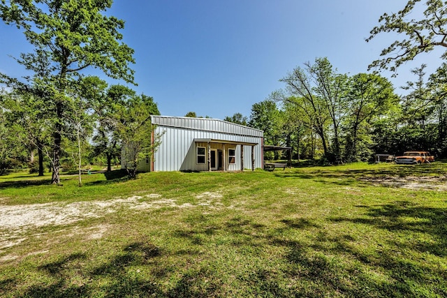 view of yard with an outbuilding