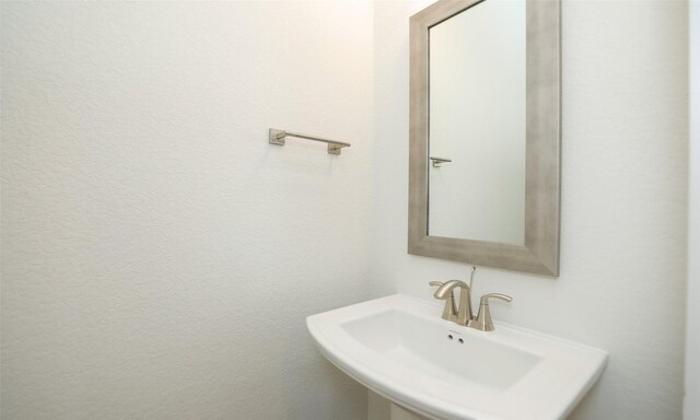 121 E 43rd St Unit B, Houston, TX 77018 - bathroom with a sink