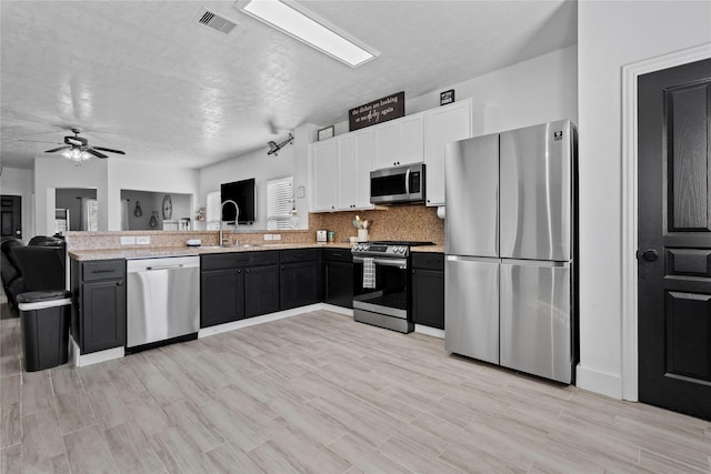 7529 Topaz Way, Texas City, TX 77591 - kitchen with a ceiling fan, a peninsula, open floor plan, stainless steel appliances, and visible vents