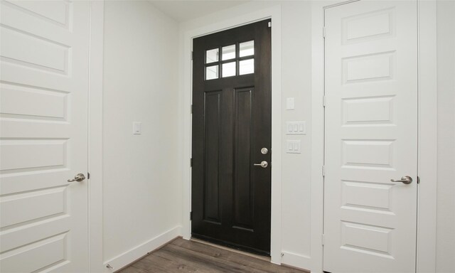 910 W 21st St Unit B, Houston, TX 77008 - foyer featuring dark wood-style flooring and baseboards