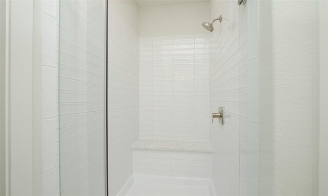 910 W 21st St Unit B, Houston, TX 77008 - room details featuring tiled shower