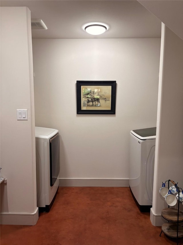 washroom with visible vents, washer / dryer, and baseboards