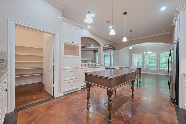 rec room with arched walkways, ornamental molding, visible vents, a sink, and baseboards