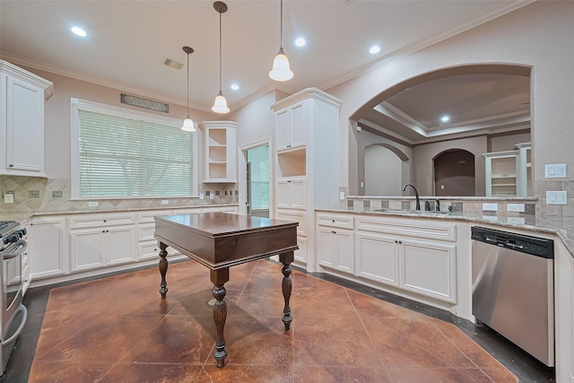 kitchen with arched walkways, visible vents, a sink, stainless steel appliances, and decorative backsplash