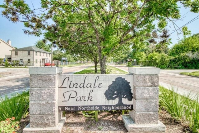 view of community / neighborhood sign