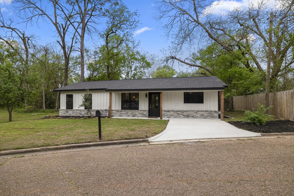 523 N Oakhurst Dr, Livingston, TX 77351 - photo 1