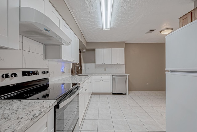kitchen featuring stainless steel appliances, under cabinet range hood, backsplash, a sink, and white cabinets