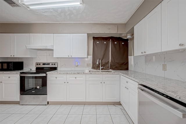 kitchen featuring a sink, tasteful backsplash, appliances with stainless steel finishes, under cabinet range hood, and visible vents