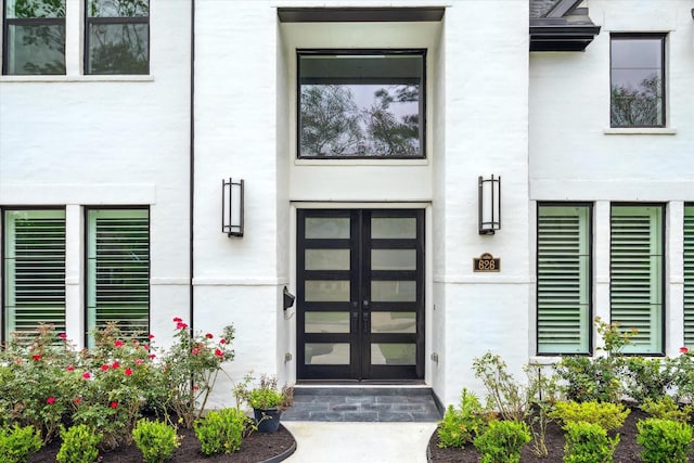 view of exterior entry featuring stucco siding