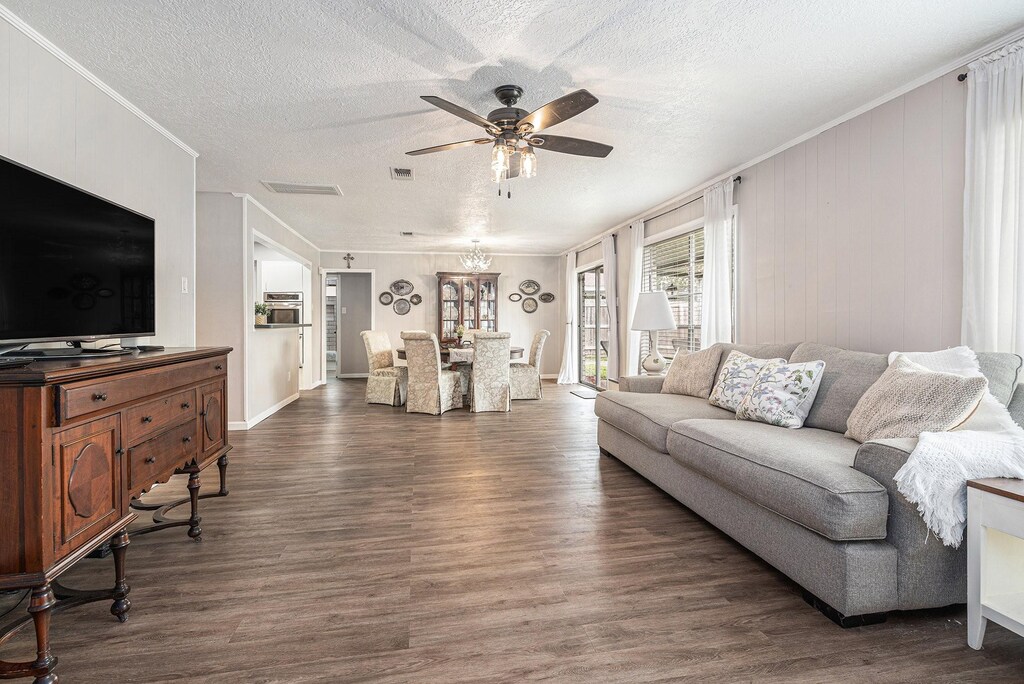 3606 Canterbury Dr, Baytown, TX 77521 - photo 1