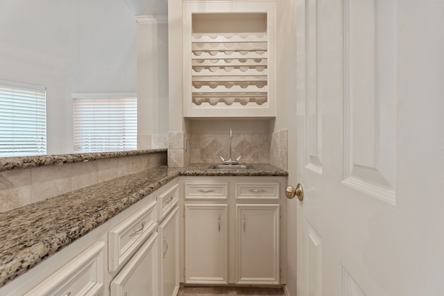 3708 Masters Ct, League City, TX 77573 - indoor wet bar with decorative backsplash