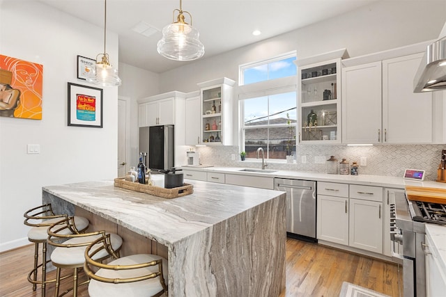4504 Yupon St, Houston, TX 77006 - kitchen with appliances with stainless steel finishes, a sink, a kitchen island, backsplash, and recessed lighting