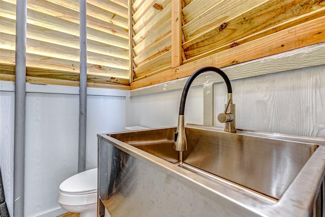 room details featuring a bar and a sink