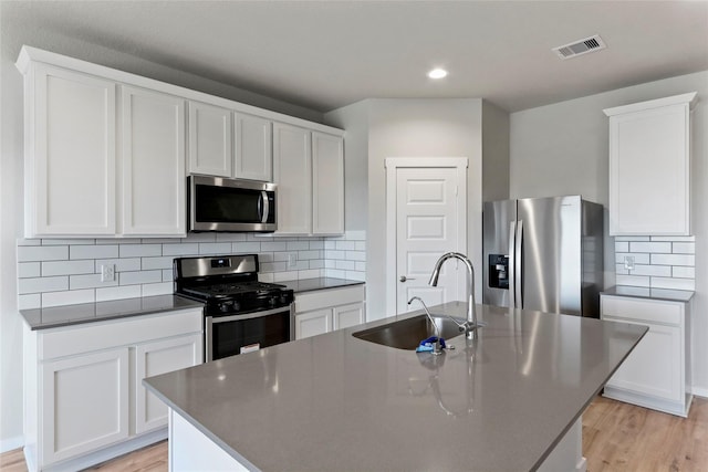 kitchen with visible vents, a sink, light wood-style floors, and appliances with stainless steel finishes