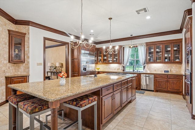 kitchen with backsplash, an inviting chandelier, visible vents, and appliances with stainless steel finishes