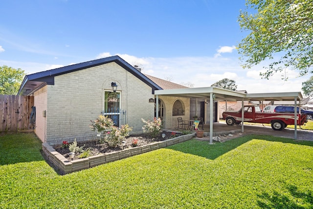 view of front of house featuring brick siding, fence, and a front lawn