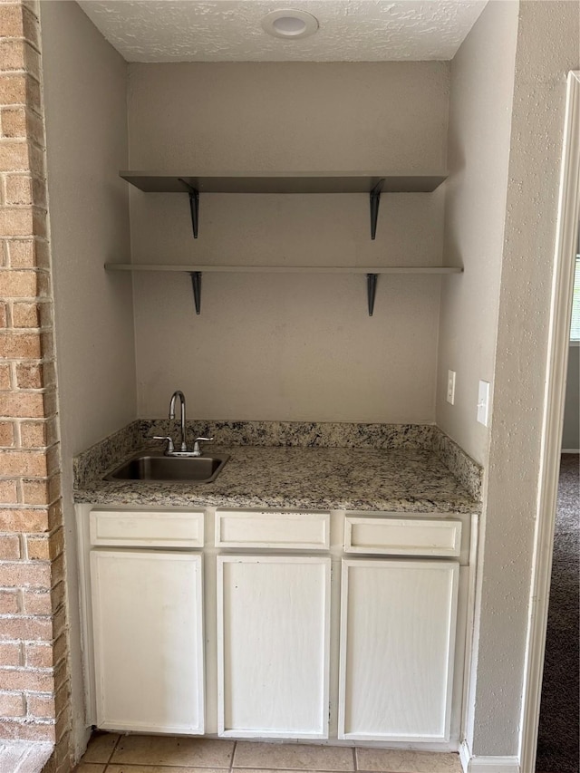 10726 Staghill Dr, Houston, TX 77064 - bar with a sink, wet bar, and a textured ceiling