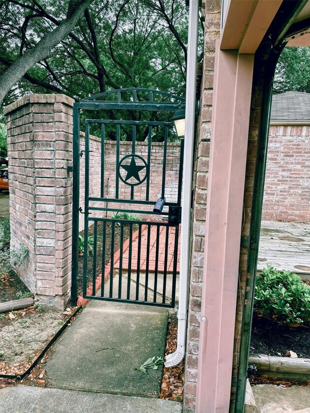 16111 Queensdale Dr, Houston, TX 77082 - view of gate