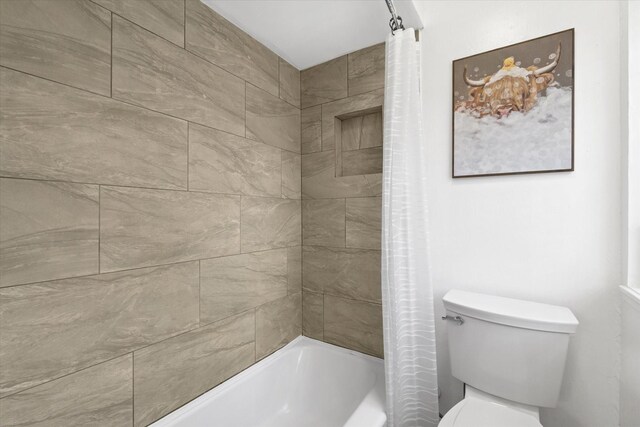 9203 Mauna Loa Ln, Houston, TX 77040 - full bath with shower / tub combo with curtain and toilet