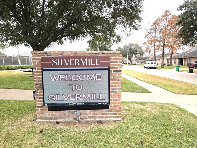 community sign with a yard