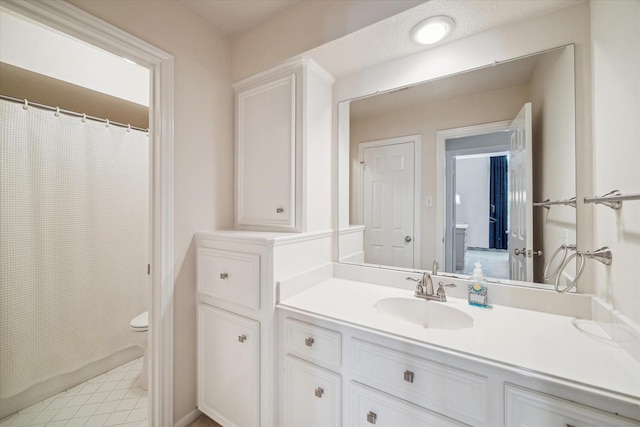 full bathroom featuring tile patterned floors, toilet, vanity, and a shower with curtain