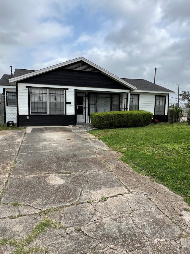 206 W 44th St, Houston, TX 77018 - single story home with a front yard and driveway