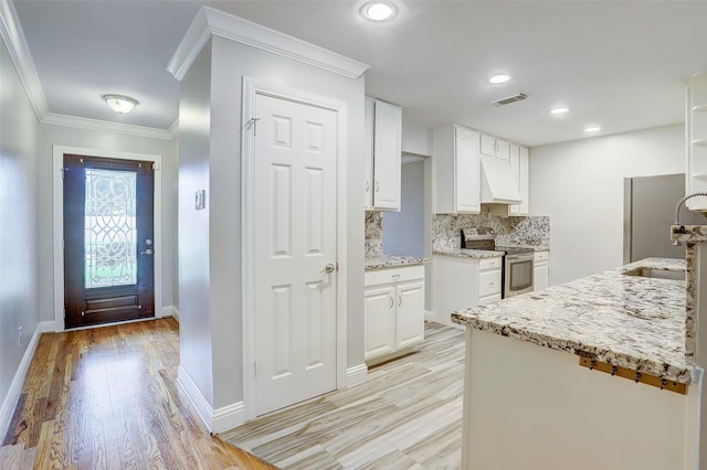 2510 Cobble Ridge Dr, Sugar Land, TX 77498 - kitchen featuring electric stove, custom range hood, backsplash, crown molding, and white cabinetry