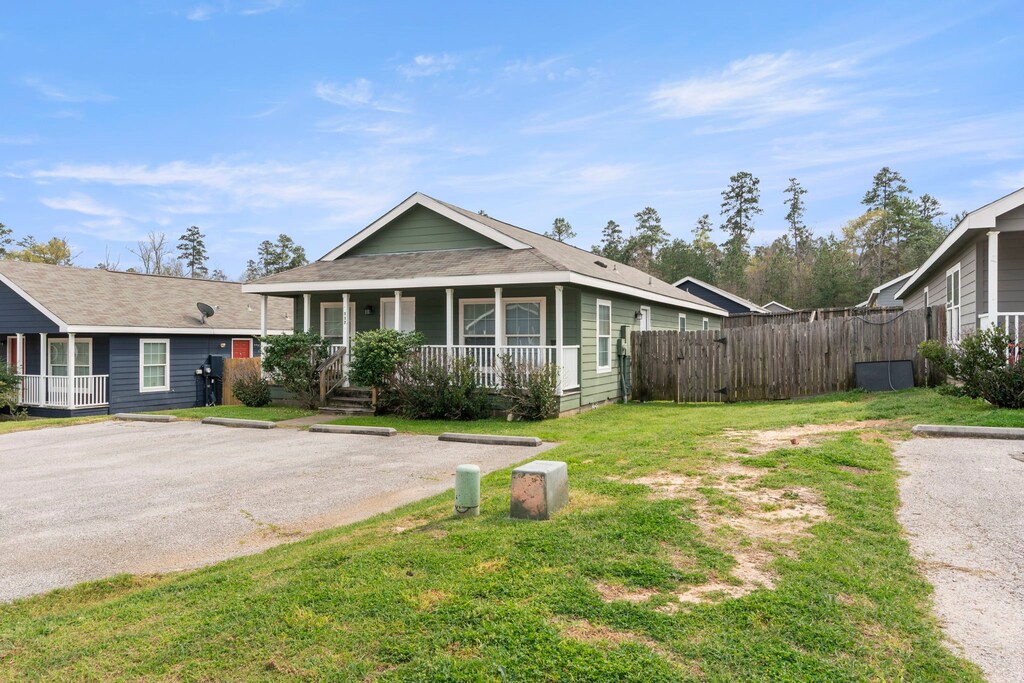 117 Varsity Dr, Huntsville, TX 77340 - bungalow with a front yard, fence, and covered porch
