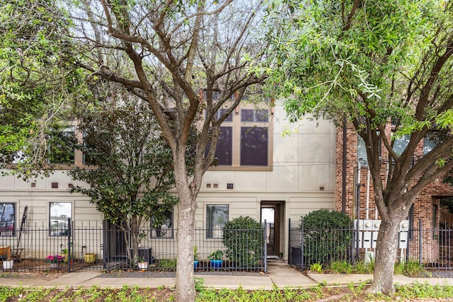 view of front facade with a fenced front yard