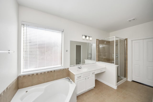 full bath with a wealth of natural light, visible vents, and a stall shower