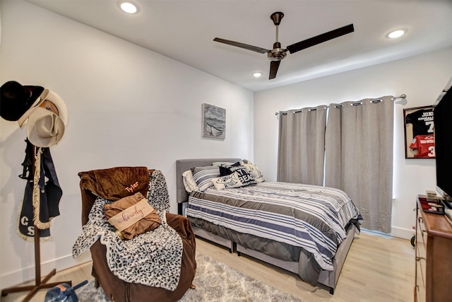 25 Cmdr Runco Ln, Taylor Lake Village, TX 77586 - bedroom with light wood-style floors, recessed lighting, a ceiling fan, and baseboards
