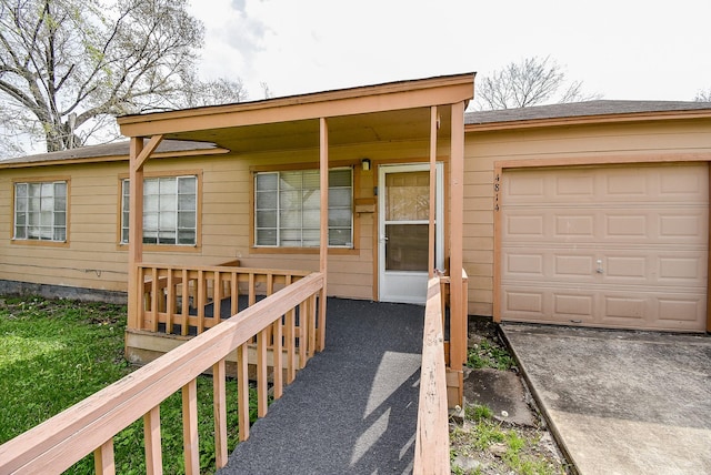 view of front facade featuring a garage and driveway
