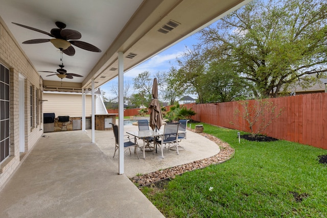 view of patio featuring visible vents, ceiling fan, a fenced backyard, and outdoor dining area