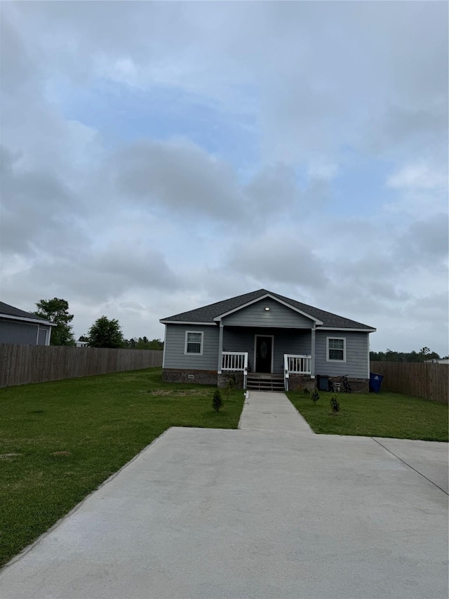view of front of home with fence and a front lawn
