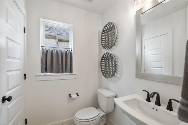 2514 Heritage Park Dr, Missouri City, TX 77459 - bathroom with toilet, a sink, and baseboards