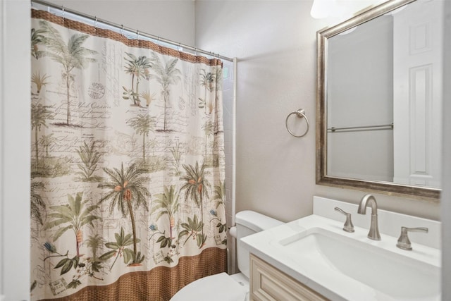 full bathroom featuring curtained shower, toilet, and vanity