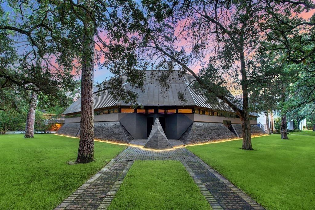 3201 University Blvd, Houston, TX 77005 - view of front of house featuring a standing seam roof, a yard, metal roof, and stucco siding
