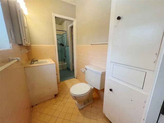 105 Longridge Dr, La Marque, TX 77568 - full bath with a sink, tile walls, toilet, wainscoting, and tile patterned flooring