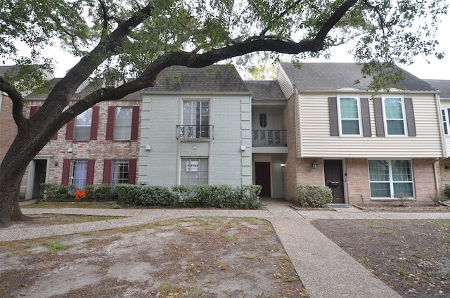 view of front facade featuring brick siding