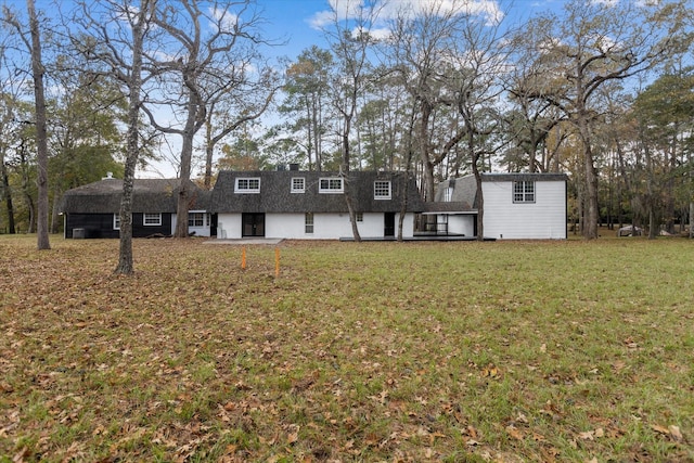view of front of property featuring a front lawn