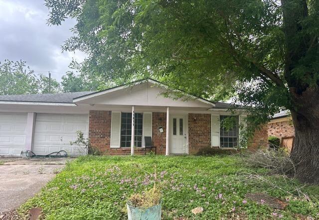 11811 S Willow Cir, Houston, TX 77071 - ranch-style home featuring brick siding, a garage, and concrete driveway