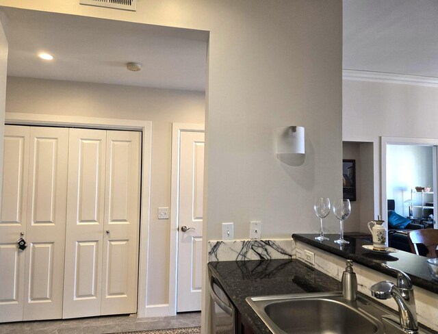 100 Willard St Unit 46, Houston, TX 77006 - kitchen with ornamental molding, visible vents, dishwasher, a sink, and dark countertops