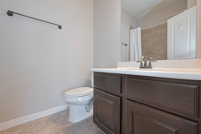 bathroom featuring a shower with curtain, baseboards, vanity, and toilet