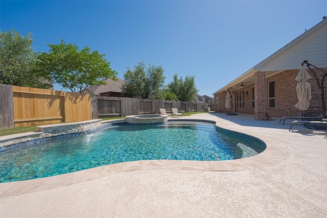 view of swimming pool featuring ceiling fan, a pool with connected hot tub, a fenced backyard, and a patio area