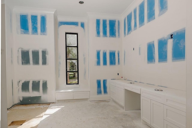 bathroom featuring ornamental molding