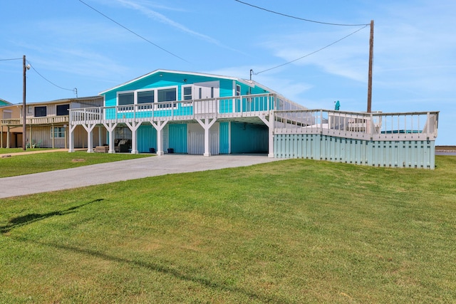 view of front of house with a carport, aphalt driveway, and a front yard
