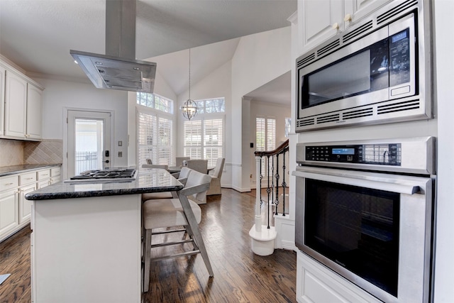 15122 Windsdowne Ln, Cypress, TX 77429 - kitchen featuring stainless steel appliances, island exhaust hood, a chandelier, dark wood-style floors, and vaulted ceiling