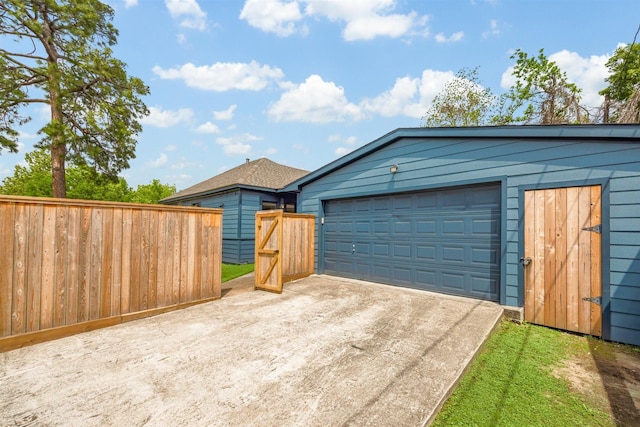 636 Pizer St, Houston, TX 77009 - garage with driveway